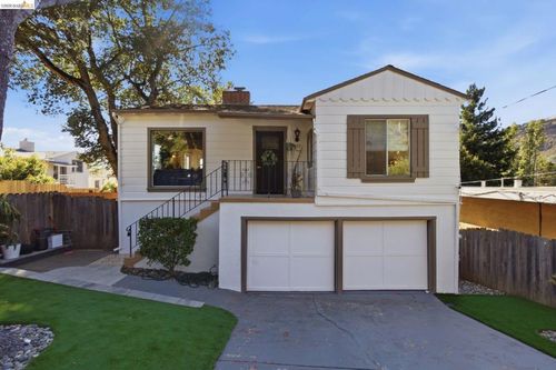 3917 Columbian Dr, Oakland, CA, 94605-2623 | Card Image