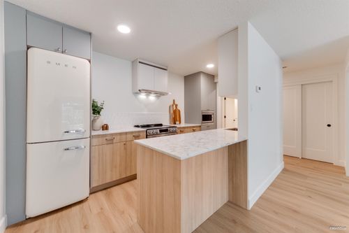 102-270 W 3rd St, North Vancouver, BC, V7M1G1 | Card Image