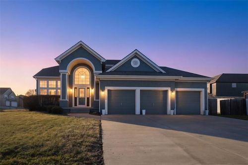 18002 Rollins Dr, Smithville, MO, 64089-9081 | Card Image