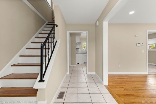 15918 Mount Vernon St, Southfield, MI, 48075-3107 | Card Image