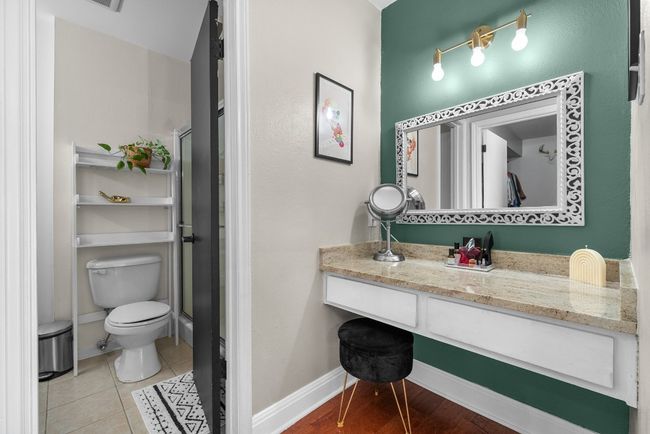 Vanity and sitting room in primary bedroom | Image 28