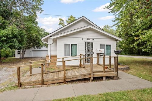 1040 E Stone St, Independence, MO, 64050-4667 | Card Image
