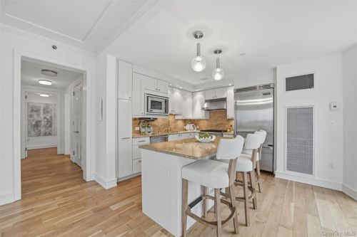 16d-5 Renaissance Sq, White Plains, NY, 10601 | Card Image