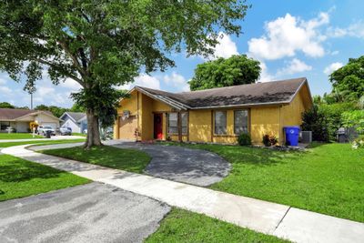 1411 Sw 82nd Ter, House other with 3 bedrooms, 2 bathrooms and null parking in North Lauderdale FL | Image 3