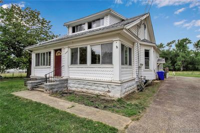 4982 Seneca Street, Home with 3 bedrooms, 2 bathrooms and null parking in West Seneca NY | Image 1