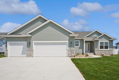 2801 Autumn Woods Dr, Cedar Falls, IA, 50613-2397 | Card Image