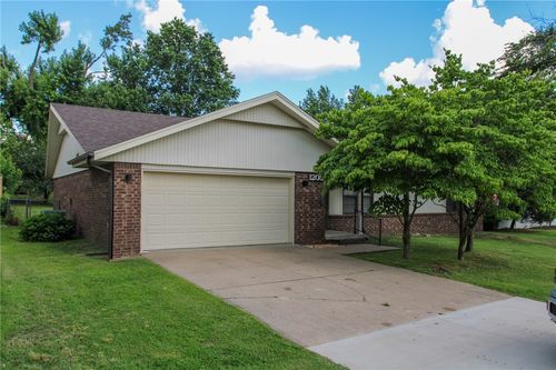 1205 S 13th St, Rogers, AR, 72758-5137 | Card Image