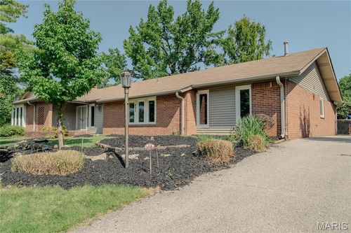 405 Brass Lamp Dr, Ballwin, MO, 63011-3403 | Card Image