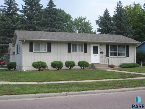 702 E 10th St, Dell Rapids, SD, 57022-1319 | Card Image