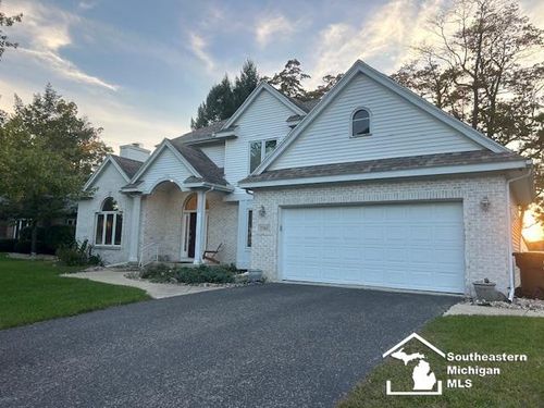 7365 Hidden Valley Dr, Lambertville, MI, 48144-9446 | Card Image