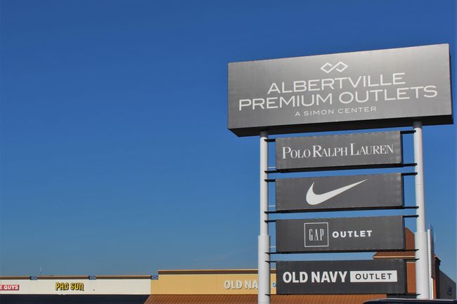 Close proximity to shopping, restaurants and outdoor activities. | Image 25