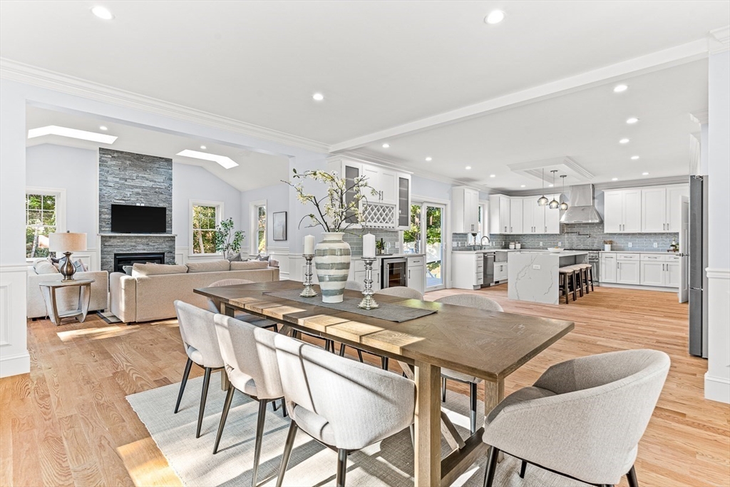 Cedarwood Ln, Burlington, MA 01803