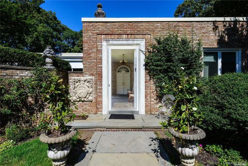 153 Royston Ln, Oyster Bay, NY, 11771-3301 | Card Image