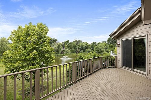 29441 S Meadowridge, Farmington Hills, MI, 48334-4848 | Card Image