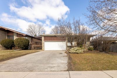 31 Robingrove Rd, House other with 3 bedrooms, 4 bathrooms and 4 parking in North York ON | Image 2