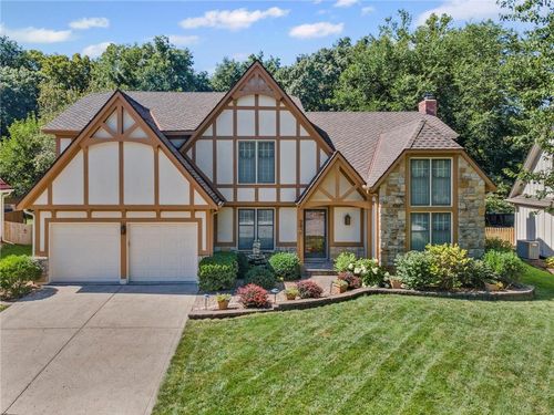 205 Ne Shoreview Dr, Lee's Summit, MO, 64064-1521 | Card Image