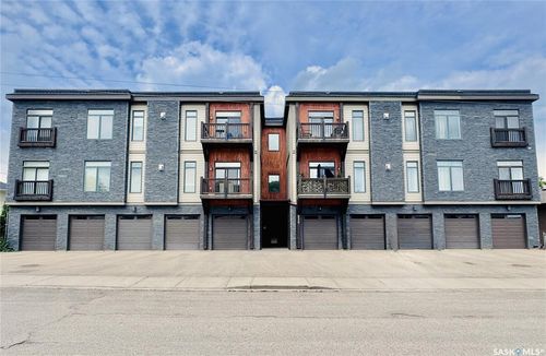 936 Montgomery St, Moose Jaw, SK, S6H2W8 | Card Image