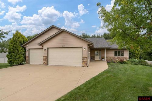 209 Pinehurst Dr, Mankato, MN, 56001-7623 | Card Image