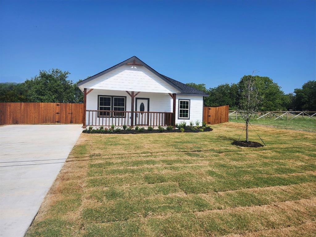 Mcelroy St, Whitesboro, TX 76273