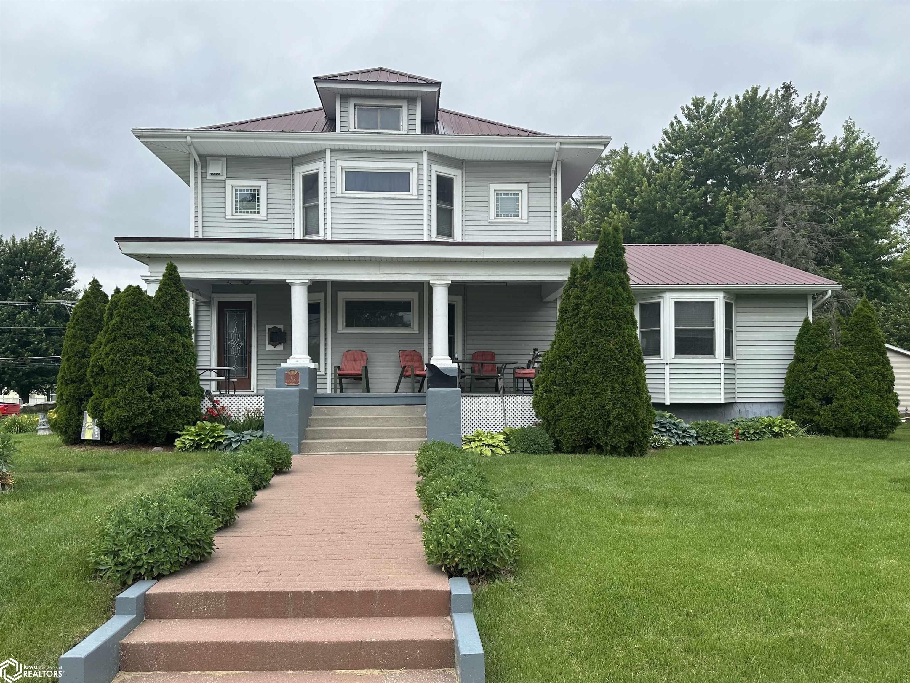 8th St, Chariton, IA 50049