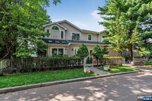703 Stewart St, Ridgefield, NJ, 07657-1914 | Card Image