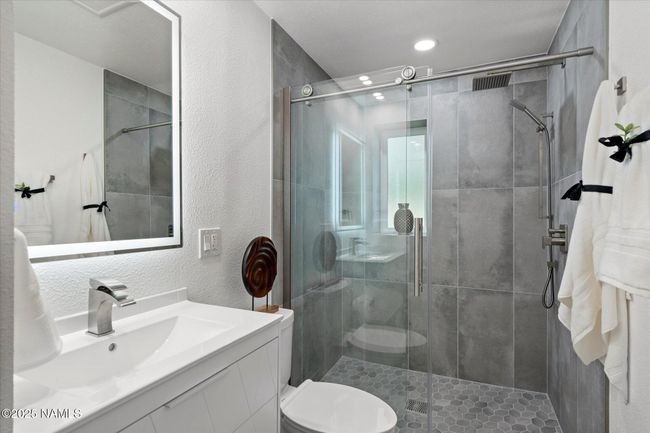 Guest bathroom | Image 24