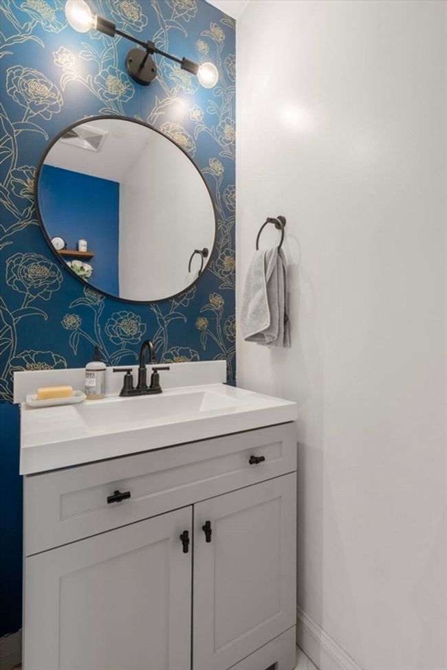 UNIT-2 - 122 E Squantum St, Condo with 3 bedrooms, 3 bathrooms and 1 parking in Quincy MA | Image 6