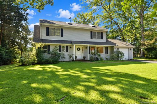 55 Leafy Way, Riverhead, NY, 11901-5822 | Card Image