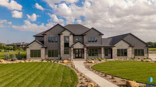 5501 E Markham Cir, Sioux Falls, SD, 57110-6517 | Card Image