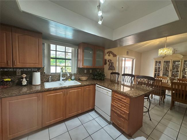 10075 Nw 129 Th Ter, House other with 3 bedrooms, 2 bathrooms and null parking in Hialeah Gardens FL | Image 7