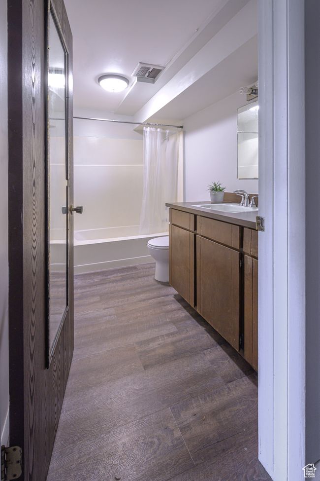 Studio Bathroom | Image 19