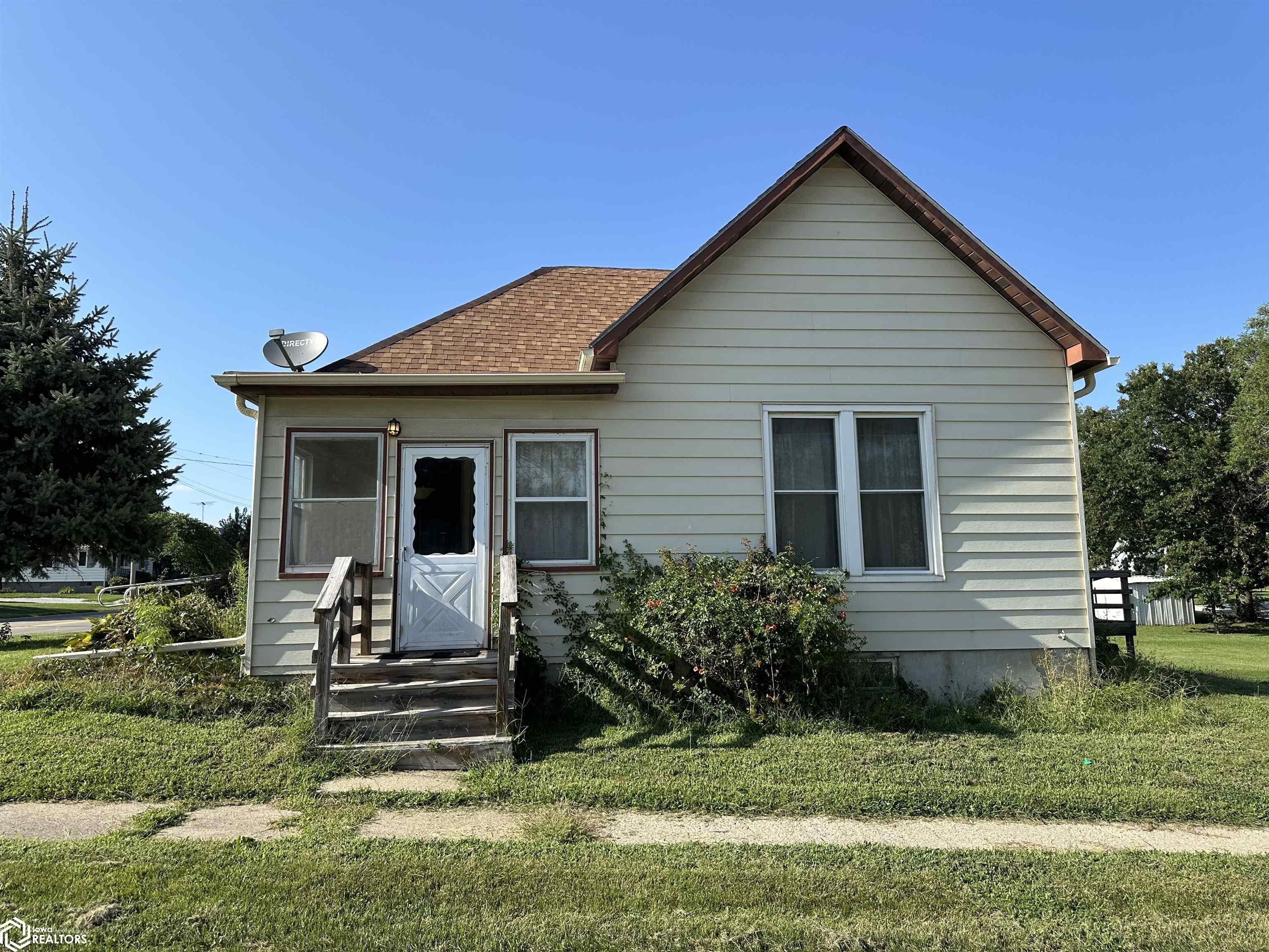 7th St, Chariton, IA 50049