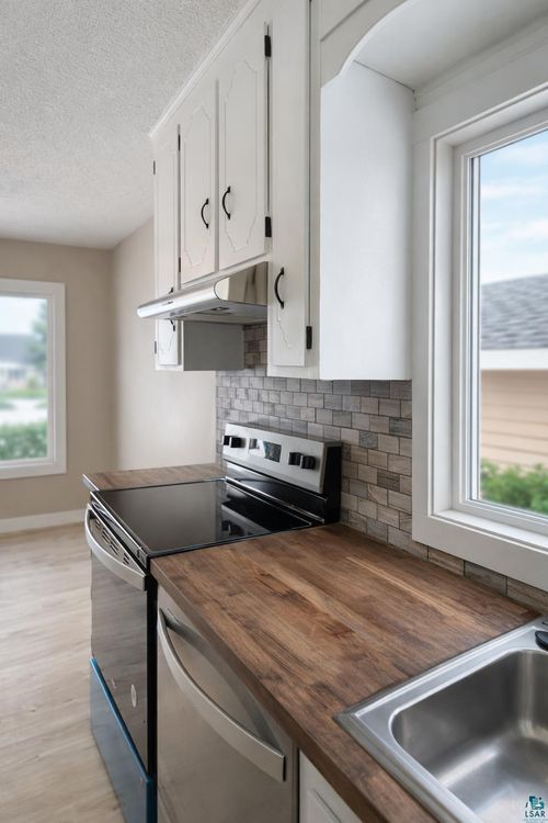 402 Kent Rd, Hoyt Lakes, MN, 55750-1304 | Card Image