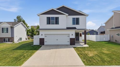 1307 30th Ave W, West Fargo, ND, 58078-7955 | Card Image