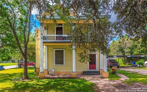 311 E Live Oak St, Seguin, TX, 78155-6457 | Card Image
