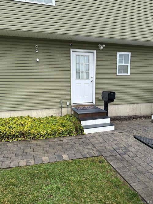 5 Macintosh Ln, Selden, NY, 11784-5400 | Card Image