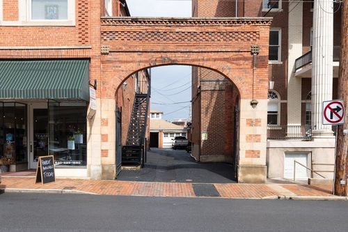 apt-2-117 W Frederick St, Staunton, VA, 24401-3383 | Card Image