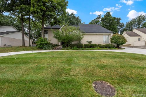 5322 Pond Bluff Dr, West Bloomfield, MI, 48323-2444 | Card Image