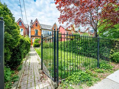 102 Bellevue Ave, Home with 5 bedrooms, 3 bathrooms and 2 parking in Toronto ON | Image 3