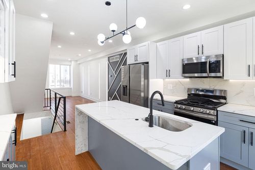 2650 Earp St, PHILADELPHIA, PA, 19146-3825 | Card Image