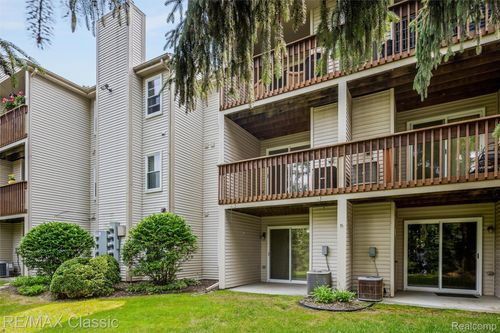 59-4990 Oak Hill Dr, Waterford Twp, MI, 48329-1753 | Card Image