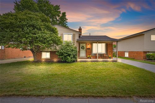 31516 Saint Margaret St, Saint Clair Shores, MI, 48082-2229 | Card Image