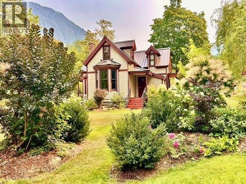 305 Bellevue Ave, New Denver, BC, V0G | Card Image