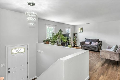 37 21st Ave, Bay Shore, NY, 11706-3132 | Card Image