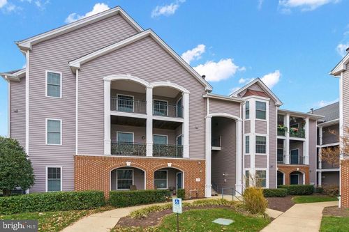201-20447 Chesapeake Sq, STERLING, VA, 20165-4352 | Card Image