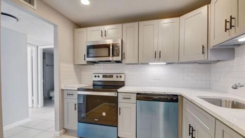 apt-5a-500 Executive Center Dr, West Palm Beach, FL, 33401-8605 | Card Image