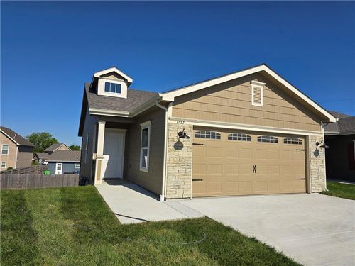 1727 Elderberry Ln, Ottawa, KS, 66067-7502 | Card Image