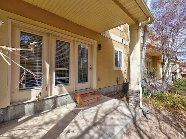 Property entrance with stucco siding | Image 36