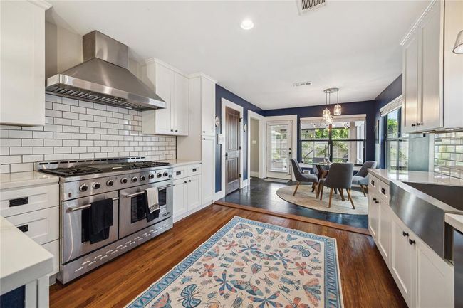 See from the kitchen all the way to the backyard. | Image 4