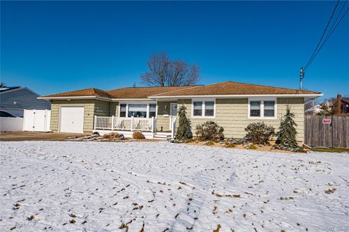 221 Young St, West Babylon, NY, 11704-2924 | Card Image